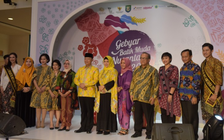 Rohidin Mersyah (batik kuning) dalam pembukaan Gebyar Batik Muda Nasional 2018. (Foto_ Tabloid Bintang)