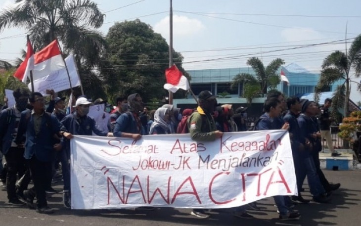 Puluhan mahasiswa UNIB saat berunjuk rasa