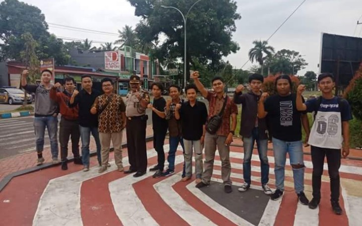 Kader HMI foto bersama usai dibebaskan