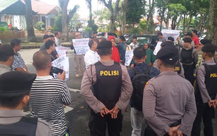 Nampak aksi damai warga mendapat pengawalan ketat dari aparat