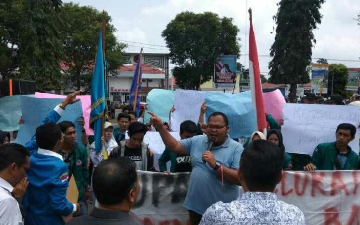 Aksi unjuk rasa Forum Mahasiswa Bersatu Bengkulu Utara