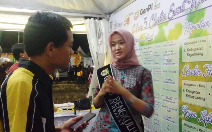 Wartawan Klikwarta.com saat mengujungi salah satu stand pameran di Festival Tabut, Kamis malam (13/09/2018).