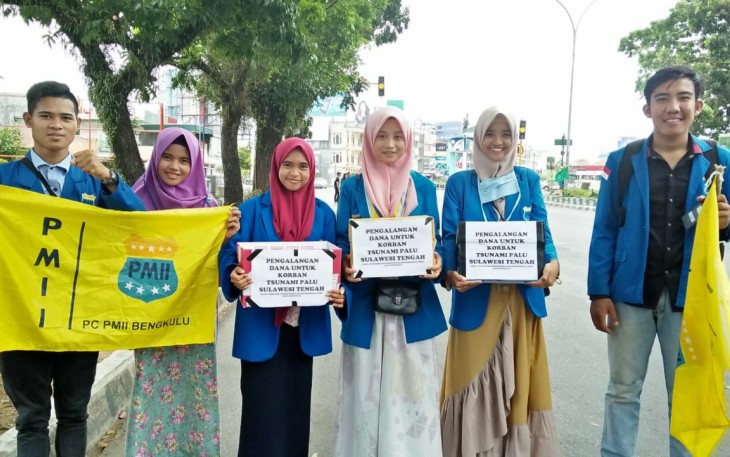 PMII saat melakukan penggalangan dana