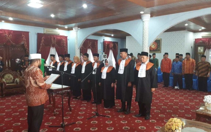 Walikota Bengkulu Helmi Hasan saat melantik Majelis Pertimbangan Tuntutan Ganti Rugi (MP-TGR) Kota Bengkulu di Balai Kota