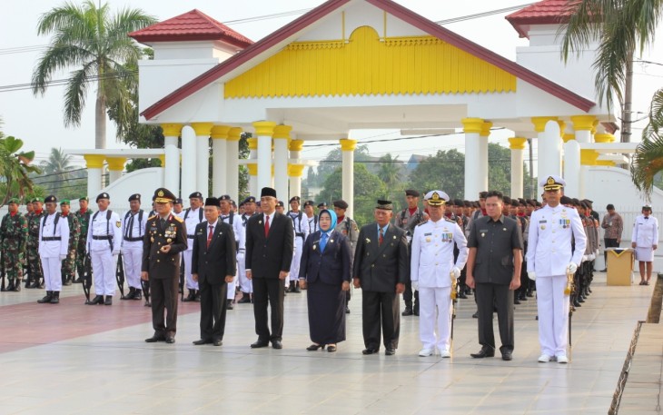 Asisten I Setda Provinsi Bengkulu Bidang Pemerintahan dan Kesra Hamka Sabri Mengikuti Ziarah dan Tabur Bunga di Makam Pahlawan Balai Buntar Dalam Rangka HUT TNI ke-73 