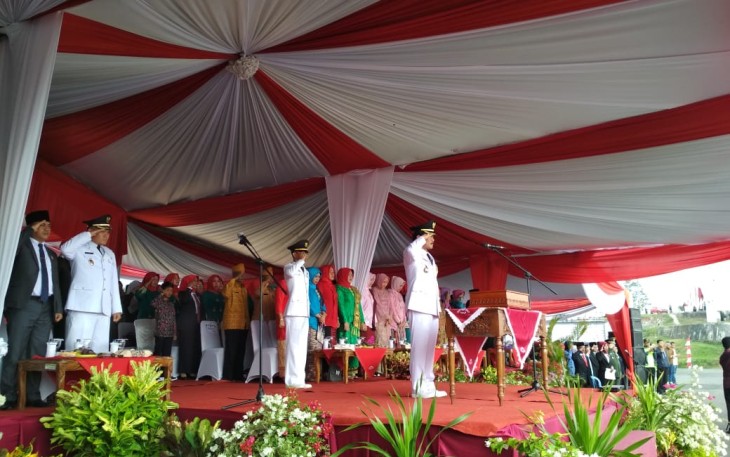 Bupati Bengkulu Tengah Dr. H. Ferry Ramli, SH, MH Pimpin Upacara Peringatan HUT RI Ke-73