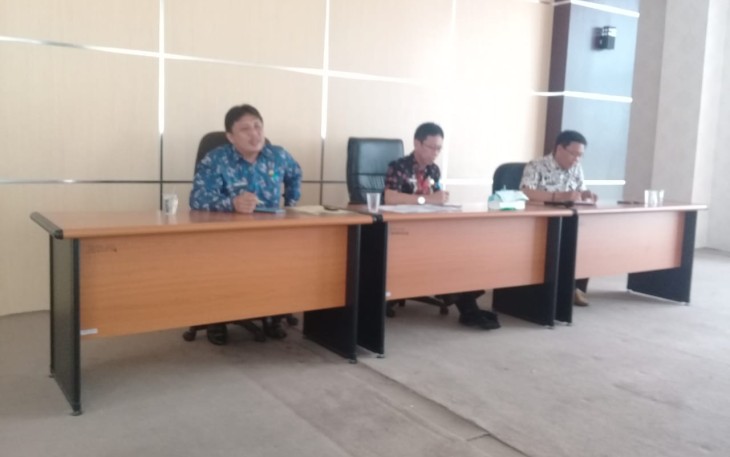 Sekda Kaur Nandar Muhadi didampingi Plt Kadis BKD-PSDM saat konferensi pers, Kamis (25/10)