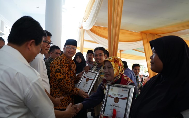Plt Gubernur Bengkulu Rohidin Mersyah Serahkan Buku Rekening Penerima Program KUBE Sekaligus Memberikan Penghargaan Kepada KUBE  