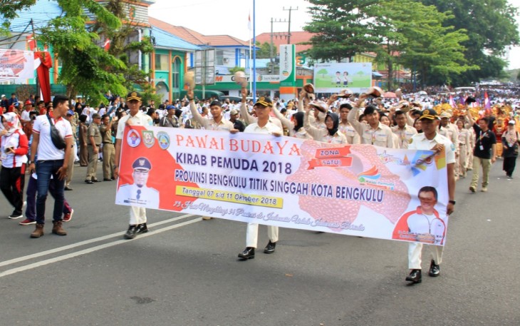 Asisten I Setda Provinsi Bengkulu Hamka Sabri menghadiri pelepasan Pawai Budaya Kegiatan Kirab Pemuda 2018