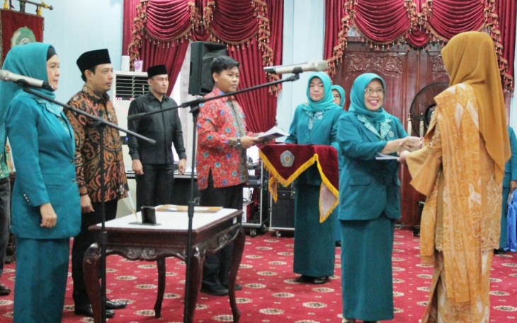 Prosesi Sertijab antara Penjabat Ketua TP PKK Kota Bengkulu Masayu Mardiana Budiman dengan Ketua TP PKK Kota Bengkulu 2018-2023 Khairunnisa Helmi