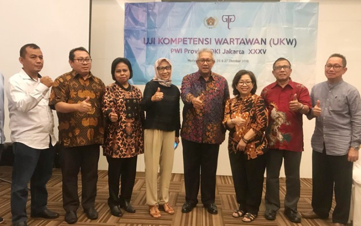 Fota bersama acara penutupan UKW ke-35, di Hotel Merlynn Park Jakarta, Sabtu (27/10).