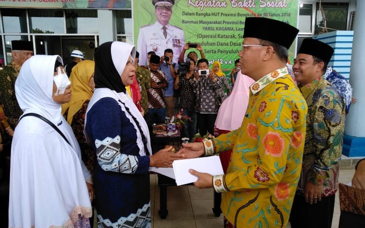 Plt Gubernur Bengkulu Rohidin Mersyah Berikan Santunan Kepada Penderiata Katarak