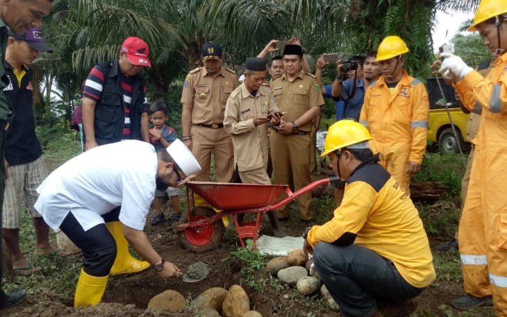 Peletakan batu pertama oleh Walikota Bengkulu Helmi Hasan