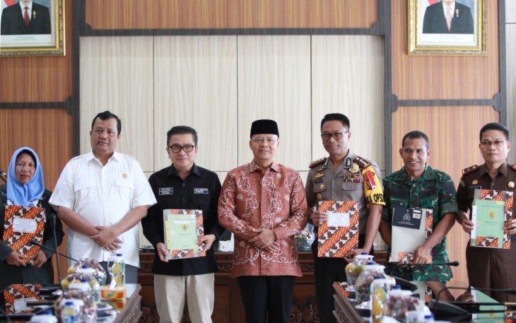 Foto bersama usai penyerahan hibah aset secara simbolis
