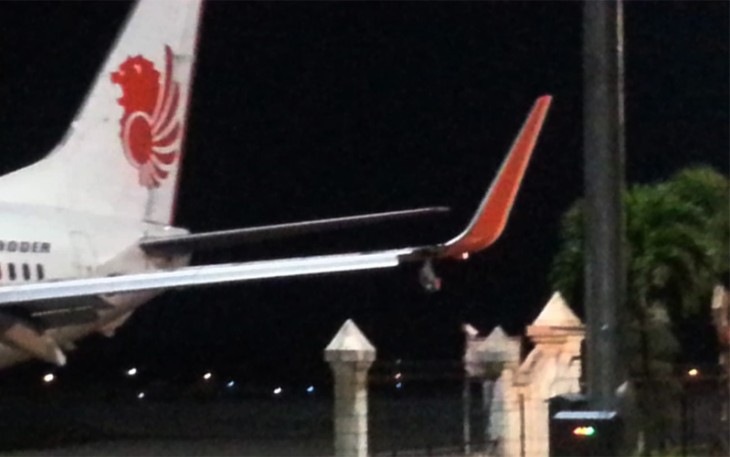 Sayap Pesawat Lion Air JT-633 Senggol Tiang Lampu