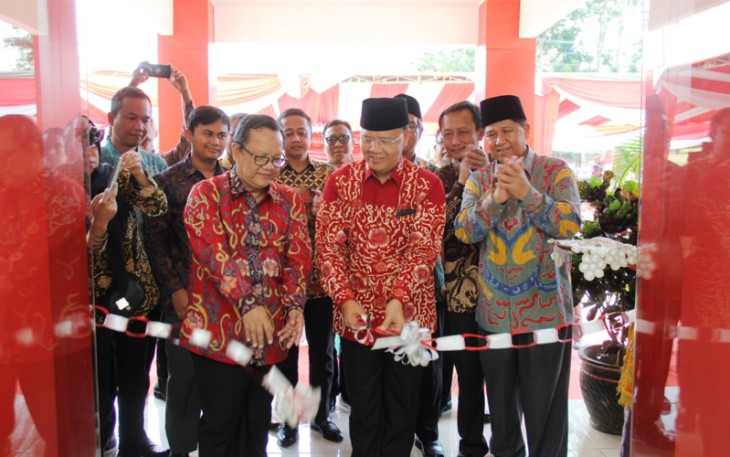 Pengguntingan pita peresmian Gedung PLUT Plt Gub didampingi Deputi Restrukturisasi Usaha Abdul Kadir Damanik.