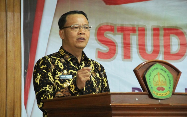 Plt Gubernur Bengkulu Rohidin Mersyah hadir dan menyampaikan Materi (Kuliah Umum) dengan Tema 'Peran Kampus Dalam Pembinaan Ideologi Bangsa' pada kegiatan Stadium General Mahasiswa.