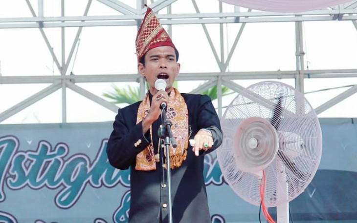 Ustaz Abdul Somad (UAS) saat memberikan tausyiah dihadapan ribuan jamaah di Bengkulu, Senin (05/11)