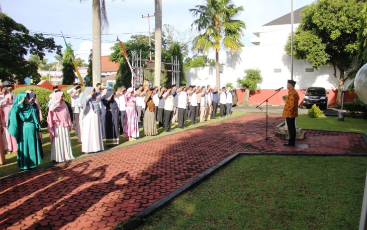Plt Gubernur Bengkulu Rohidin Mersyah saat memimpin apel pagi di halaman Dinas ESDM Provinsi Bengkulu
