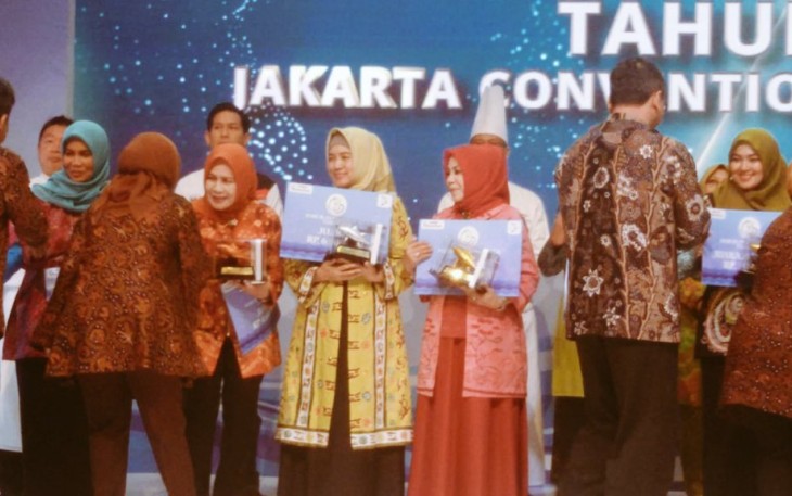 Penyerahan trofi dan piagam dari KKP RI