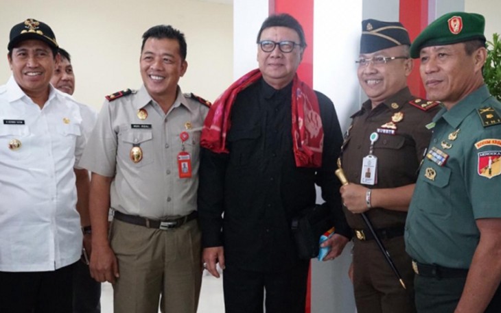 Mendagri Tjahjo Kumolo (tengah)