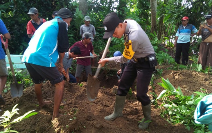 Pembongkaran makam untuk dipindahkan