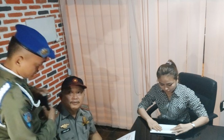 Satpol PP Kota Bengkulu saat sidak di Aleksis'x Spa, Senin malam (10/12/2018)