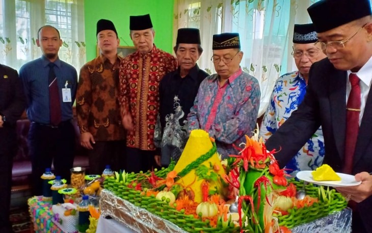 Potong tumpeng HAB Kemenag ke-73