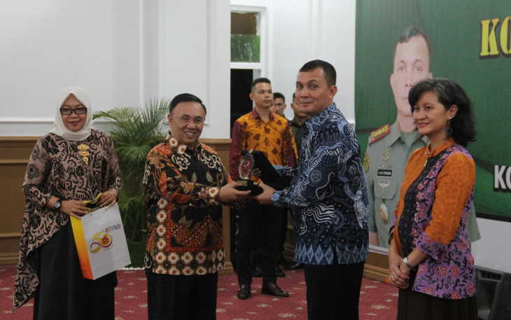 Sekretaris Daerah Provinsi Bengkulu Nopian Andusti memberikan cinderamata kepada Kol Inf Irnando Arnold B Sinaga.