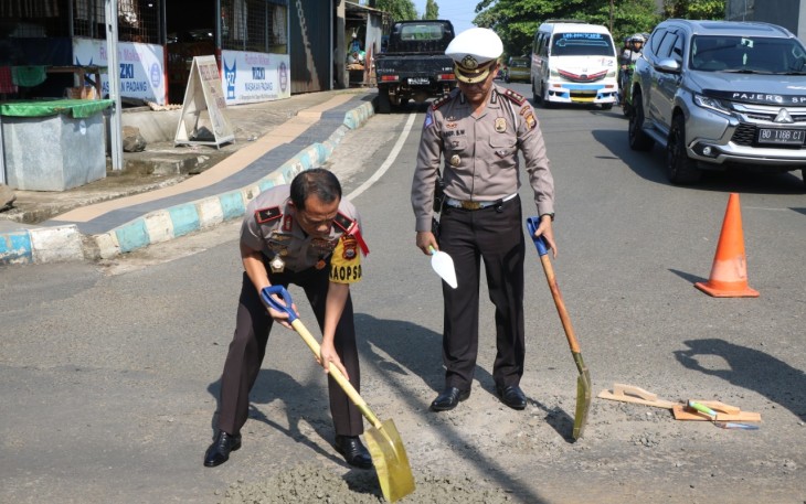Kapolda Bengkulu saat terjun langsung tampal jalan berlubang