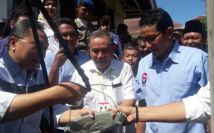 Cawapres Sandiaga Uno saat hendak berwudhu di Sumur Tua Rumah Pengasingan Bung Karno.