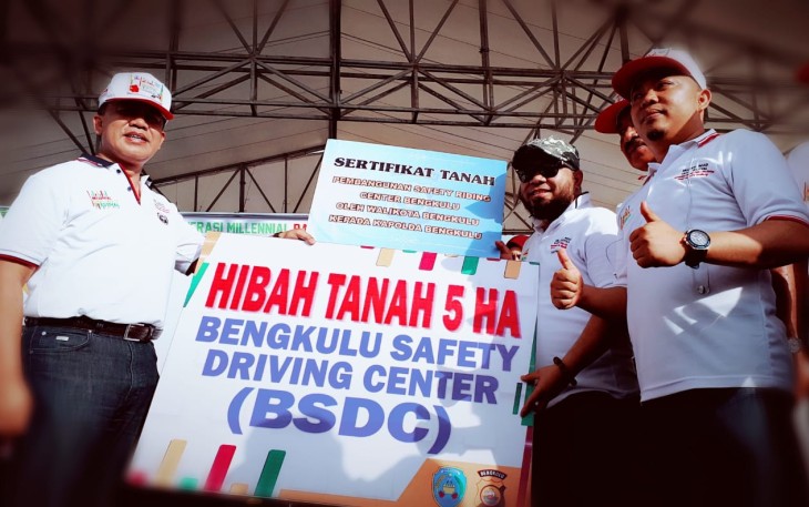 Secara simbolis, penyerahan lahan oleh Walikota Bengkulu, H. Helmi Hasan, SE kepada Kapolda Bengkulu Brigjen Pol. Drs. Supratman, MH saat acara puncak Millenial Safety Road Festival yang digelar di Sport Centre, Pantai Panjang, Kota Bengkulu, Minggu (10/2) pagi.