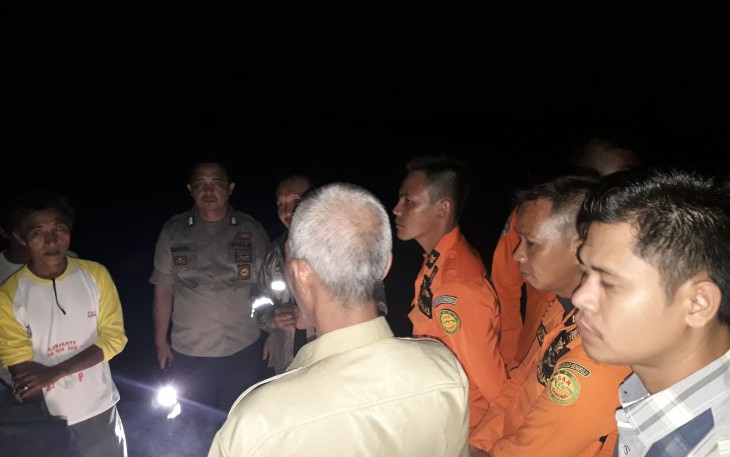 Tim basarnas, kepolisian dan warga usai menyusuri sungai mencari korban hanyut di sungai