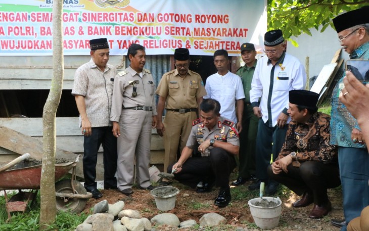 Kapolda Bengkulu Brigjen Pol Drs. Supratman, M.H saat melakukan peletakan batu pertama bedah rumah