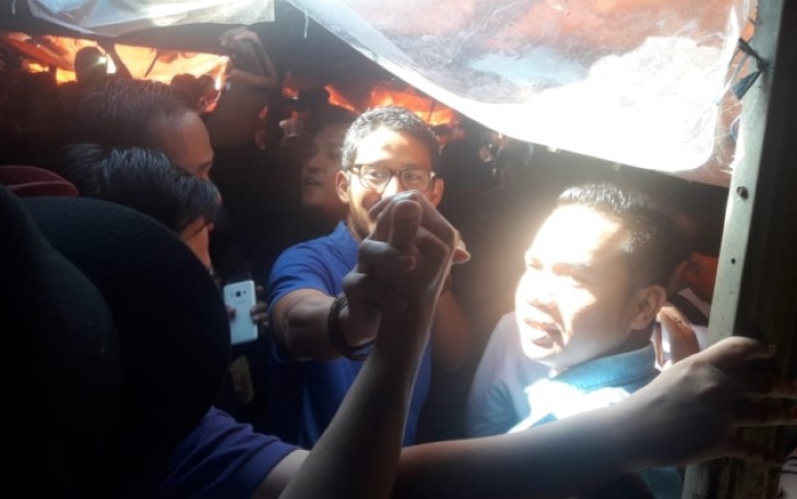 Sandiaga Uno Cawapres 02 saat menyapa pedagang dan pengunjung pasar Panorama Kota Bengkulu
