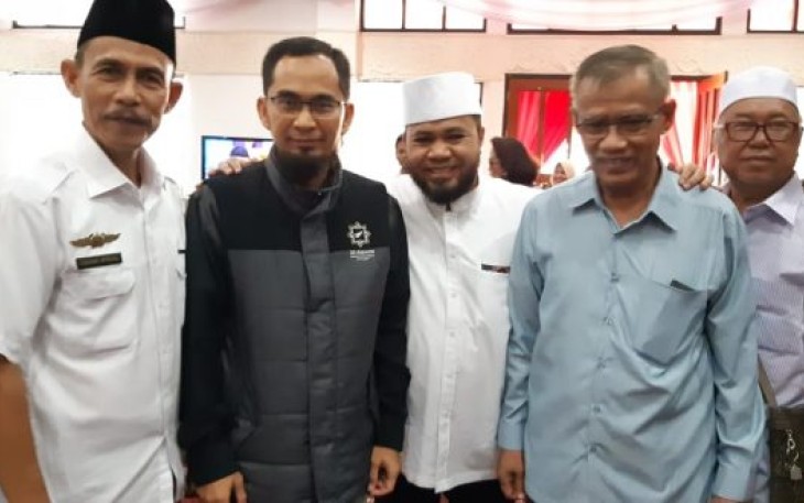 Wali Kota Helmi Hasan Dan  Ustaz Adi Hidayat Saat Tiba Di Bandara Fatmawati Soekarno