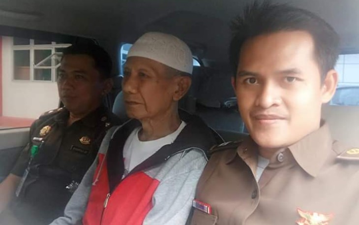 Terpidana Supratman Urip (tengah) saat diamankan