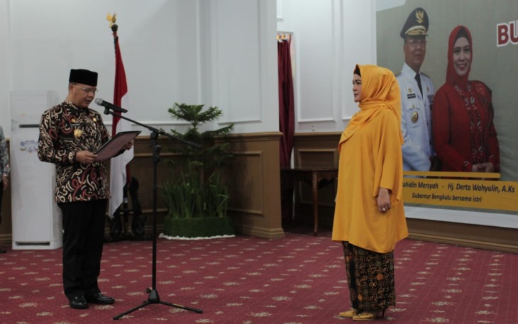 Gubernur Bengkulu Rohidin Mersyah mengukuhkan Bunda PAUD Provinsi Bengkulu Derta Wahyulin Rohidin di Balai Raya Semarak Bengkulu.