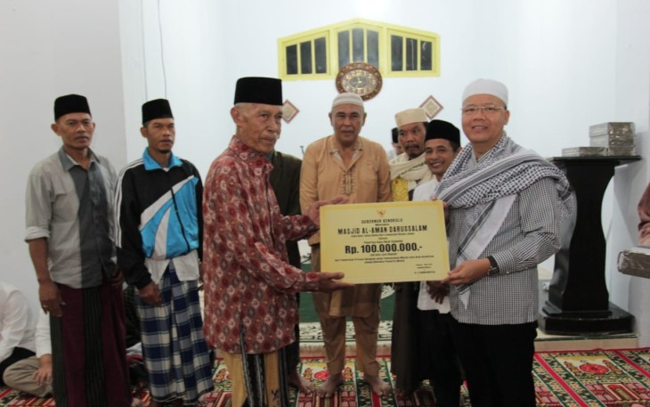 Gubernur Bengkulu Rohidin Mersyah shalat subuh bersama masyarakat di masjid Al Aman Darussalam Talang Rimbo Baru.