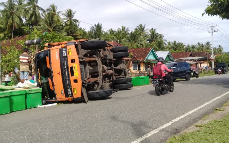 Kondisi truk Fuso saat terbalik