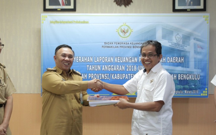 Sekretaris Daerah Provinsi Bengkulu Nopian Andusti Menyerahkan Laporan Hasil Pemeriksaan ke BPK RI 