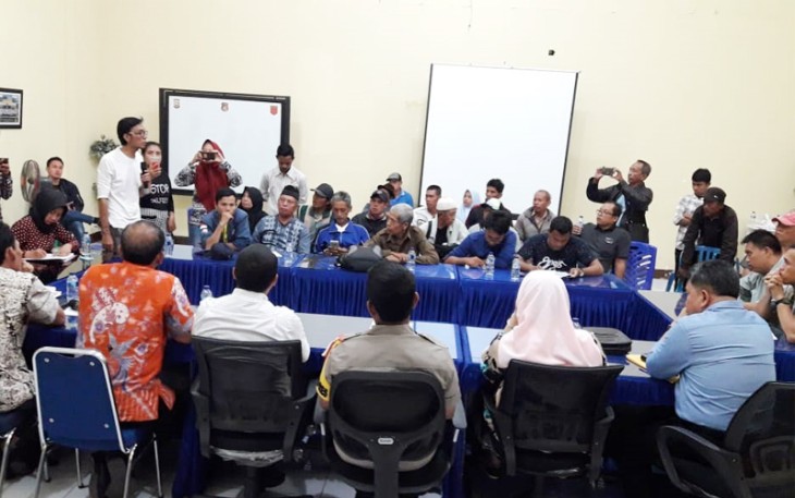Pertemuan warga Teluk Sepang, PT TLB, Pelindo dan Pembrov Bengkulu, yang ditengahi oleh Polres Bengkulu melalui Wakapolres.