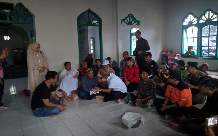 Gubernur Serahkan Bantuan Pada Korban Banjir