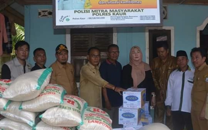 Wabup Kaur Berikan Bantuan ke Korban Banjir dan Longsor