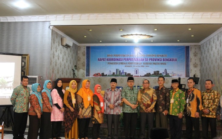 Staf Ahli Gubernur Bidang Ekonomi Keuangan dan Pembangunan Soemarno Foto Bersama 