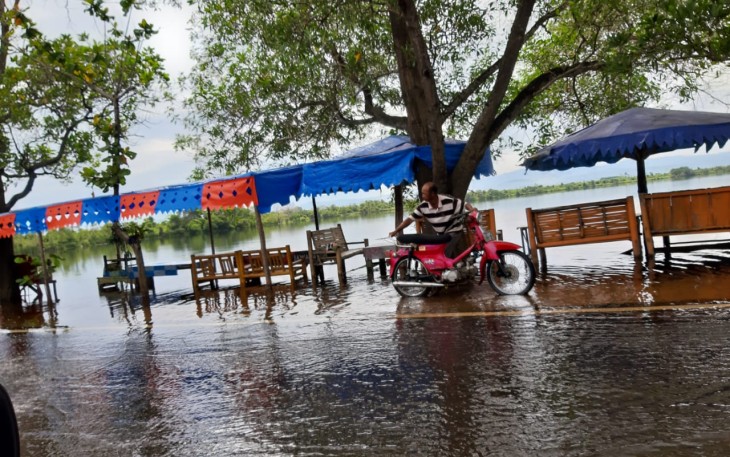 Nampak air danau membanjiri badan jalan