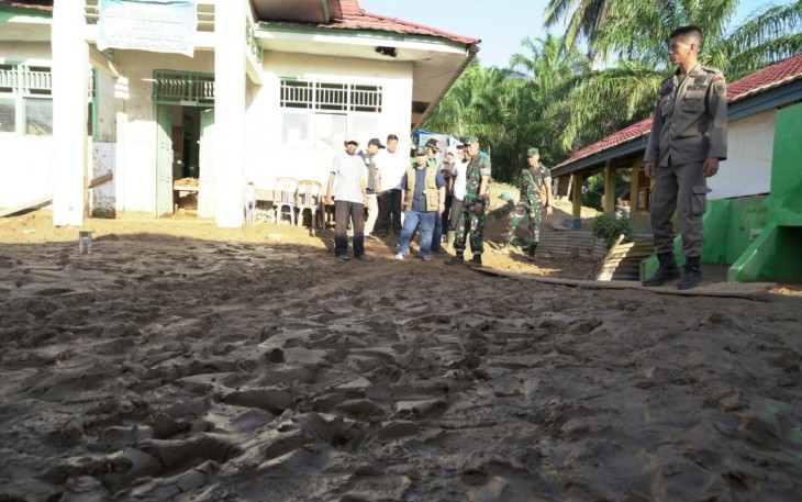 Pasca Banjir, Sekda Tembus Daerah Tersapu Banjir Bandang