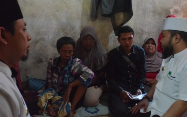 Wali Kota Bengkulu Helmi Hasan dan Rombongan Dalam Program JSPS di Kediaman  Sukma (61) Penderita Sakit Kanker Payudara