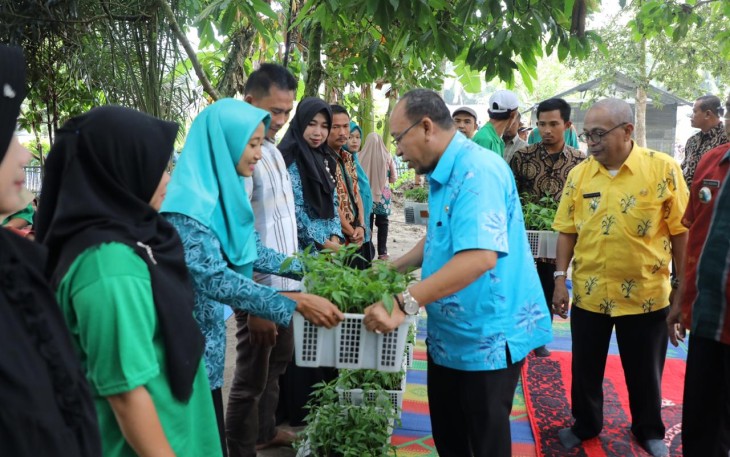 Asisten II Ekbang Jhon Hardi Nasution Mewakili Pemkab Asahan Memberikan Bantuan Bibit Cabe Kepada Masyarakat Urung Pane