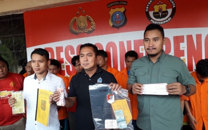 Didampingi, Kasat Reskrim, AKP. Ricky Pripurna Atmaja dan Kanit Tipikor, Iptu Agus Setiawan, Kapolres Asahan, AKBP. Faisal F Napitupulu saat menunjukkan barang bukti tindak kejahatan dari 11 tersangka di Mapolres Asahan. Sabtu, (11/5/2019). Foto : TP. Simbolon/KlikWarta.com